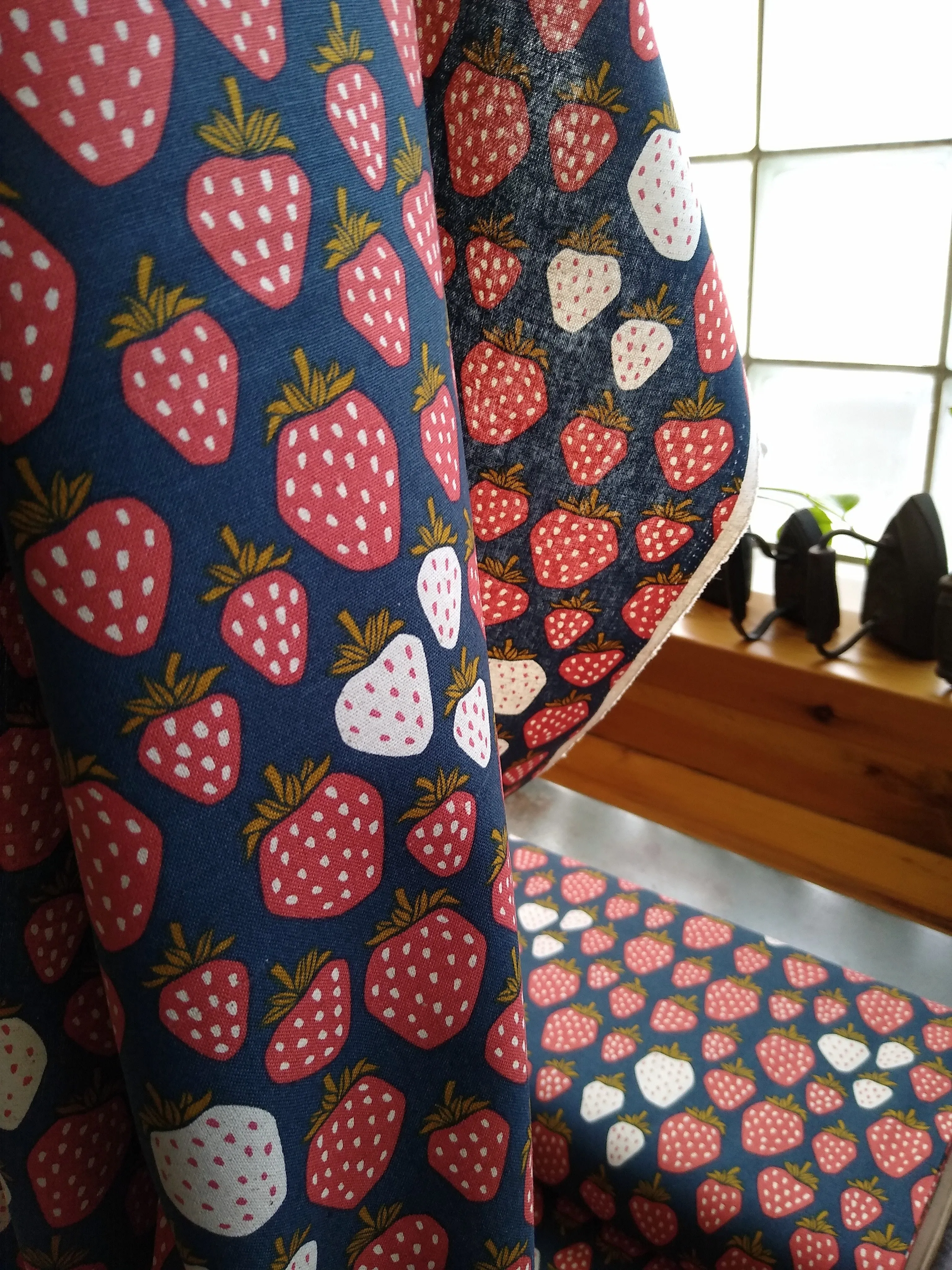 Cotton Linen Blend / Strawberry Patch / Navy