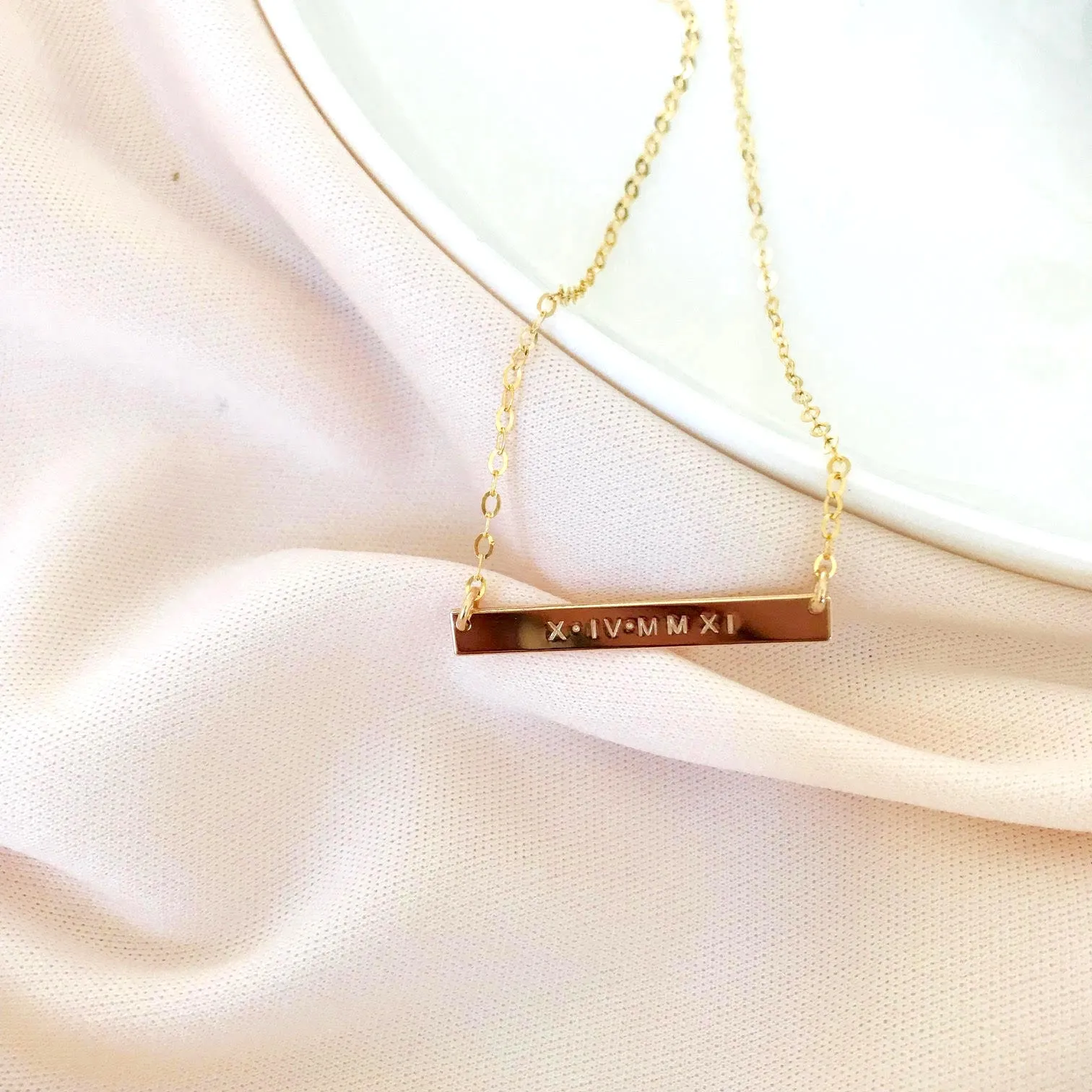 Eva • Short Skinny Bar Necklace